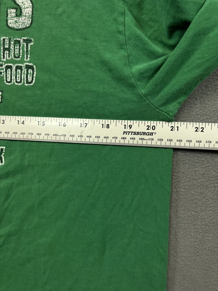 Camiseta masculina Yukons Lodge Old Navy pequena verde tripulação gráfica manga longa - Imagem 2 de 4