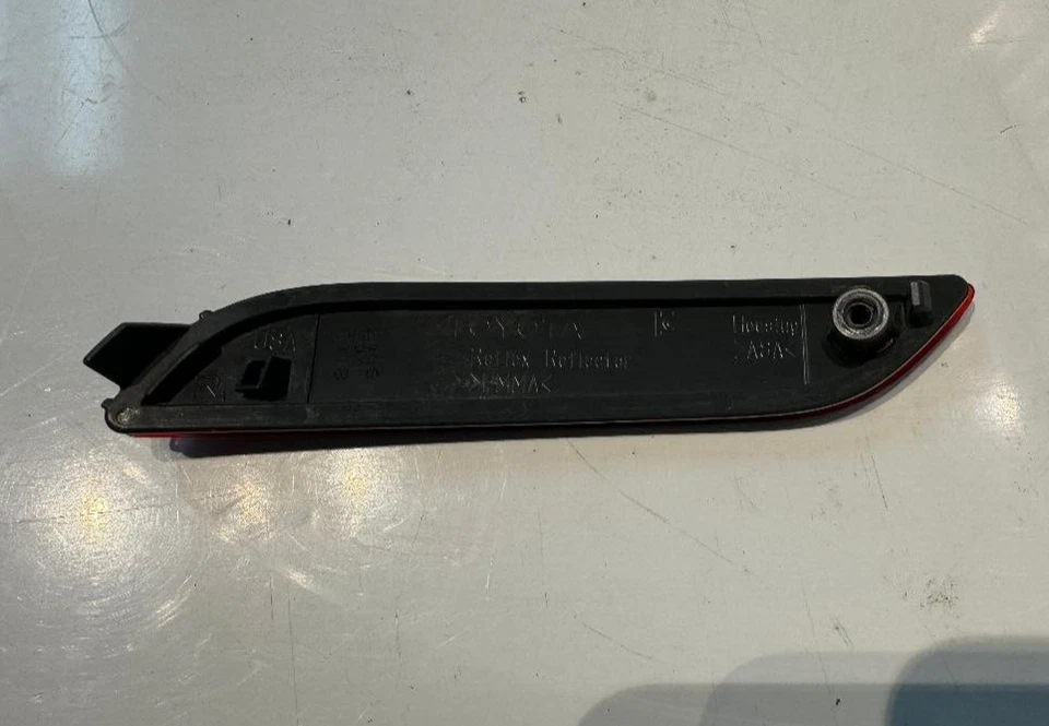 Reflector de parachoques trasero derecho Toyota Camry 2018-2023 P/N 20082922018 OEM pieza usada Foto 3 de 4