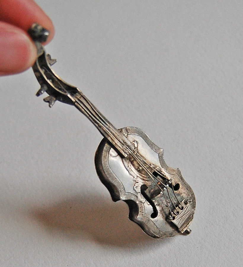 Antiguo VIOLÍN MINIATURA CONTINENTAL PLATEADO - Escena de pueblo y caballo (4V11) Foto 3 de 4