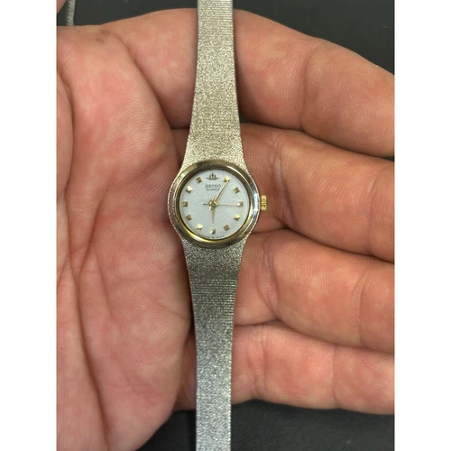 Vintage Seiko 8Y21-0010 Silver Tone Womens Watch. New Battery!