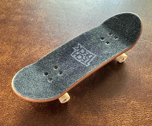 Tech Deck Fingerboard to use for finger tricks like Skateboards Do - Picture 5 of 6