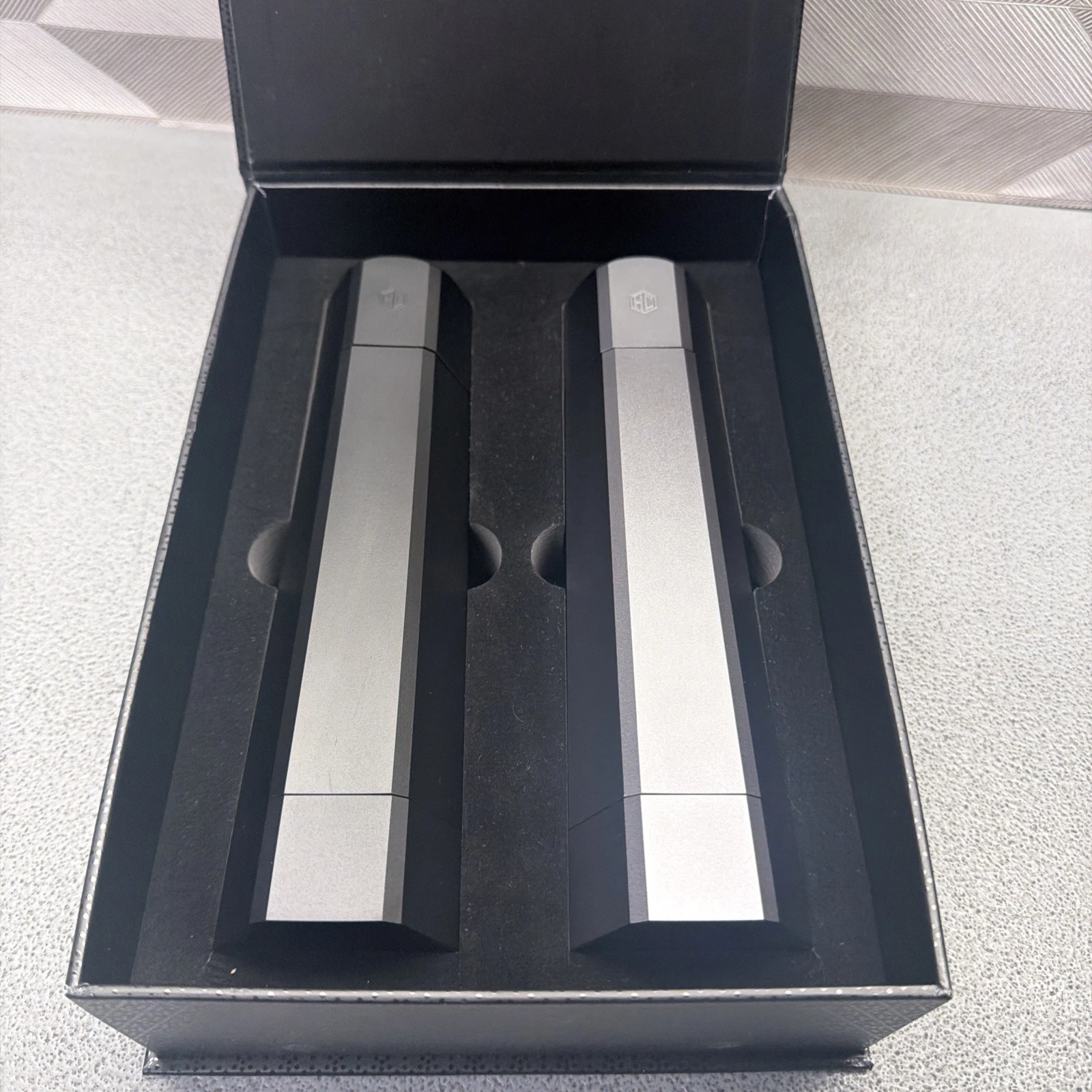 Hexclad Pepper & Salt Grinder Set KWHM02-ST ( NEW OTHER )
Opens in a new window or tab