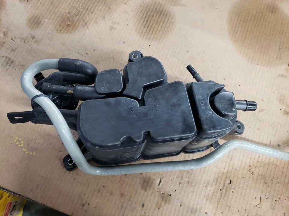 15 16 17 18 19 20 21 22 PORSCHE MACAN bote de evaporación ID# 8K0201801C Foto 3 de 4