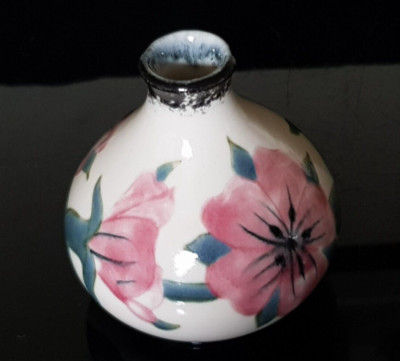 Cobridge Steingut Maismuschel rosa geblümt Vase entworfen von Emma Bossons