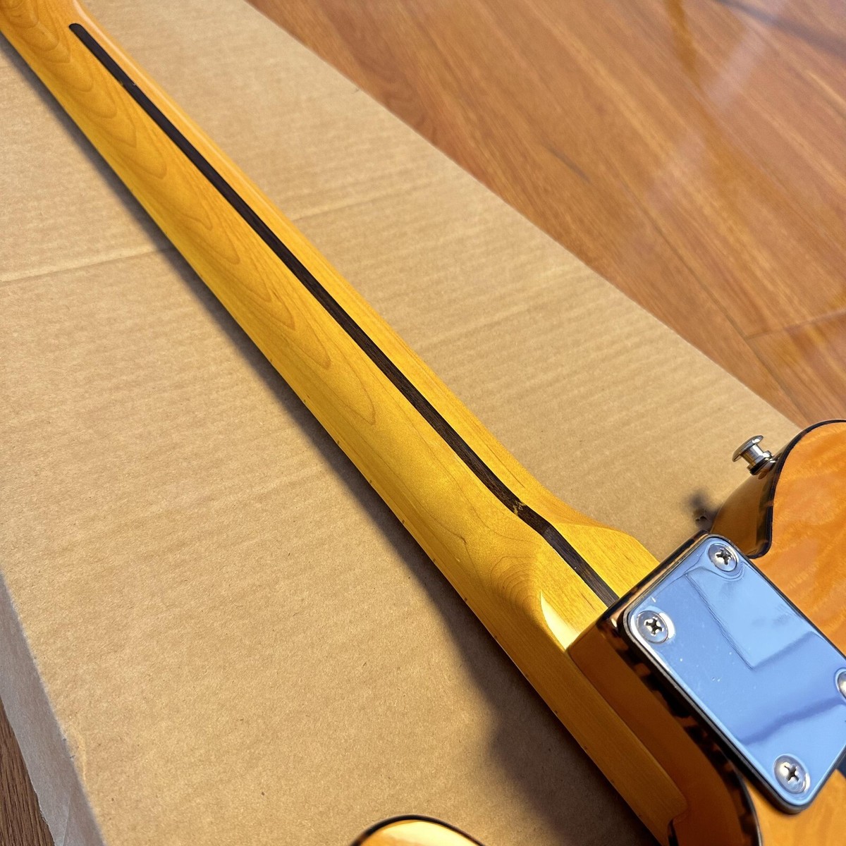 Solid Yellow Cat Electric Guitar 6 strings 22 frets 2S