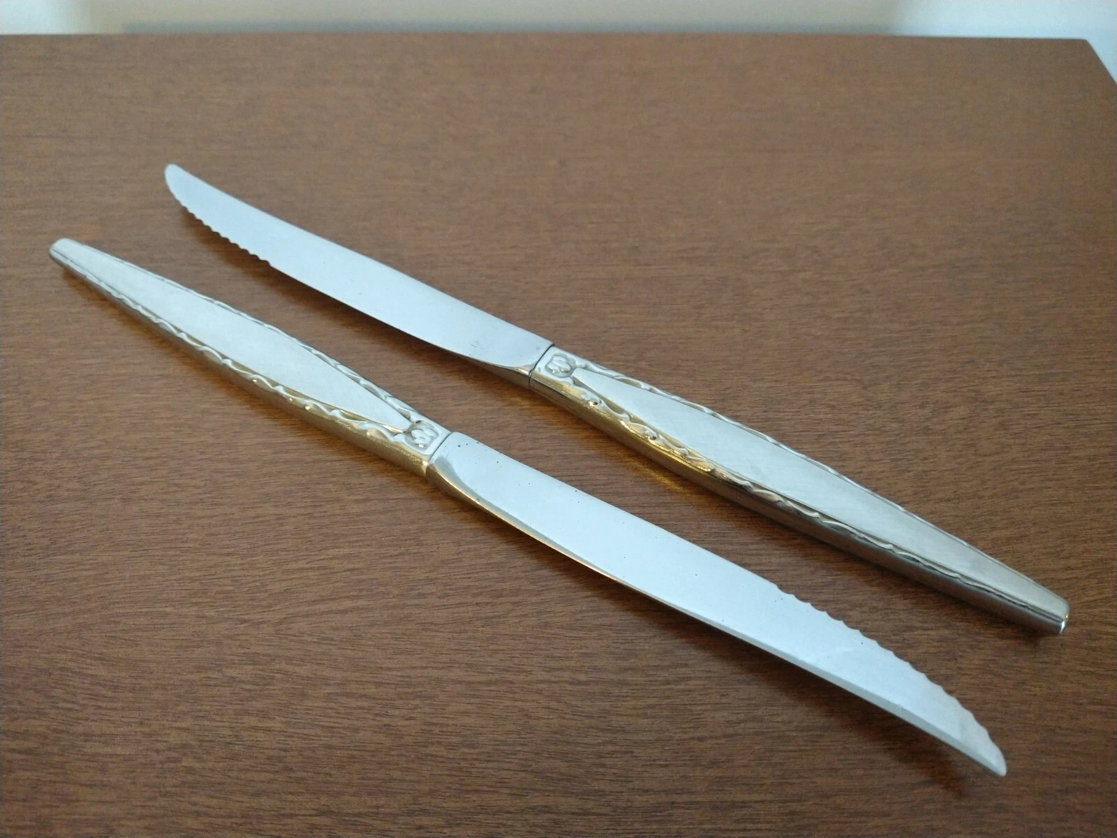 Set of Two (2) Oneida Community VENETIA 9 1/8" Steak Knives Burnished Serrated