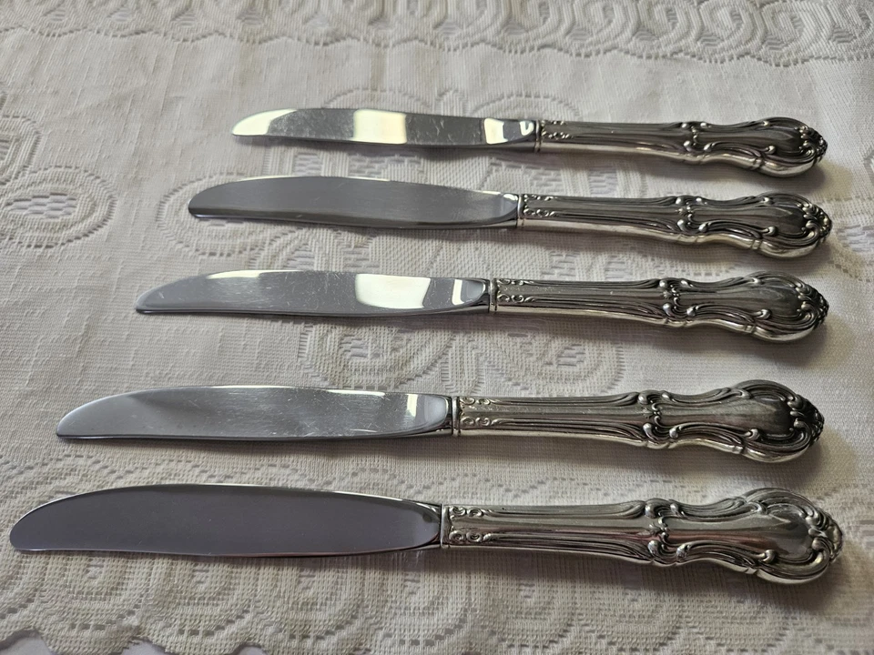 Cuchillos de 9" de plata esterlina internacional Juana de Arco de colección. Juego de 5.  Foto 3 de 4