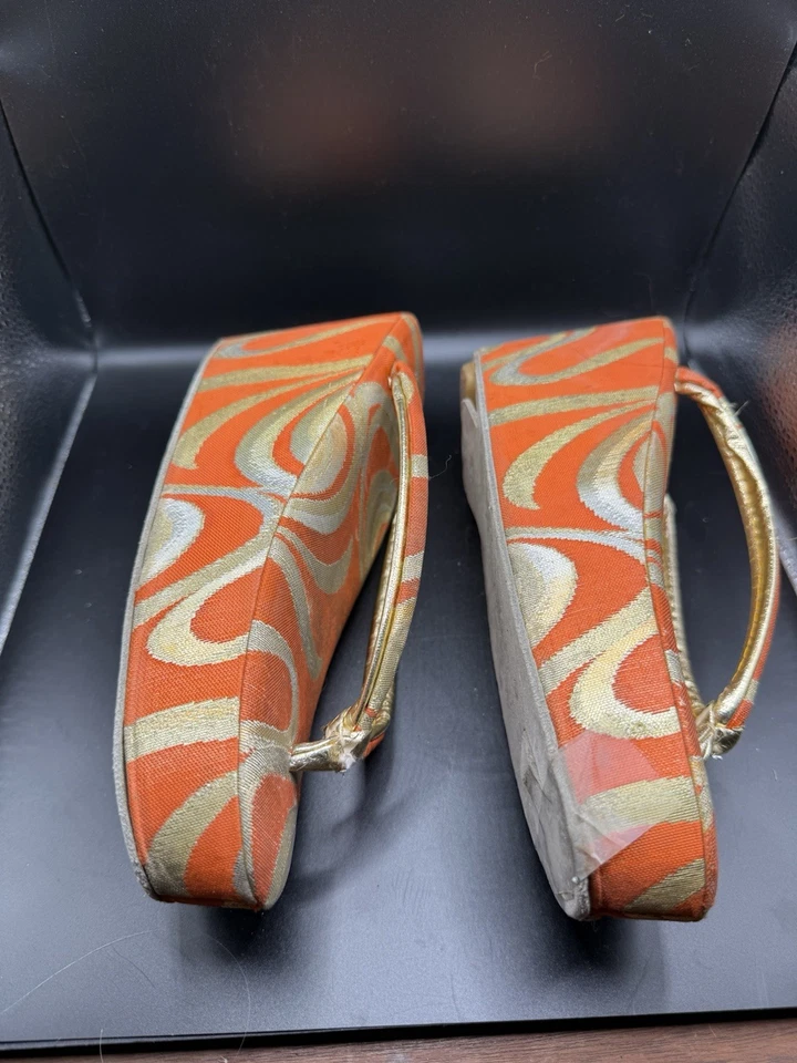 Sandalias Pokkuri Geta Zori vintage japonesas de tela dorada y naranja Foto 2 de 4
