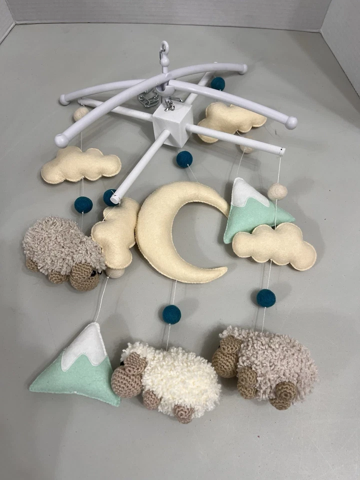 Adorable móvil bebé ovejas, nubes y árboles de vivero Foto 4 de 4