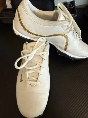 Nike Golfschuhe Damen weiß und gold, Größe 8,5, mit Spikes - Bild 1 von 4