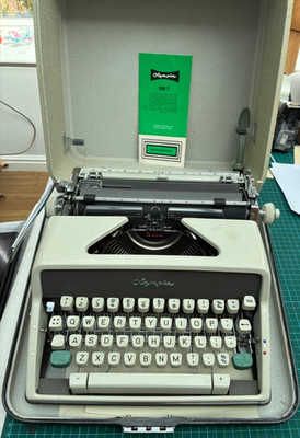 Olympia Deluxe SM7 Schreibmaschine mit Elite Schrift Seriennr. 2446042