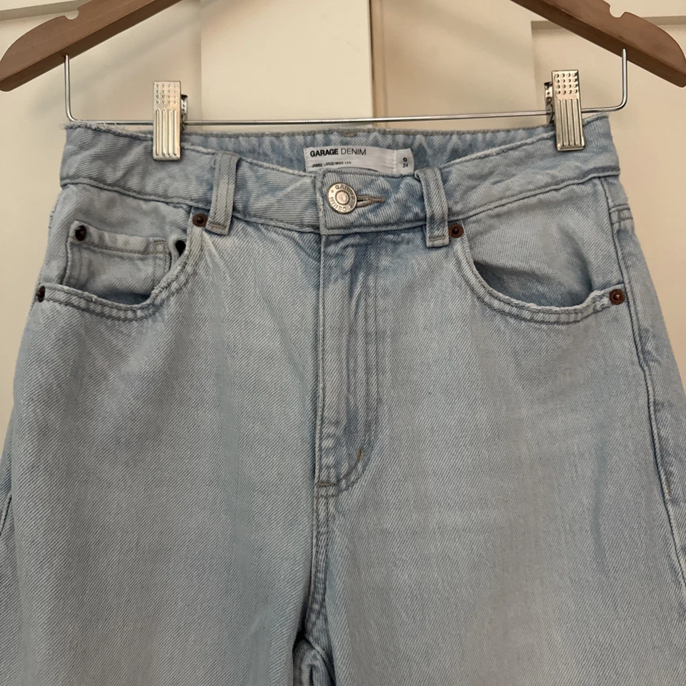 Pantalones de mezclilla Garage desgastados pierna ancha - lavado ligero, talla 24 (0) para mujer’s Foto 4 de 4