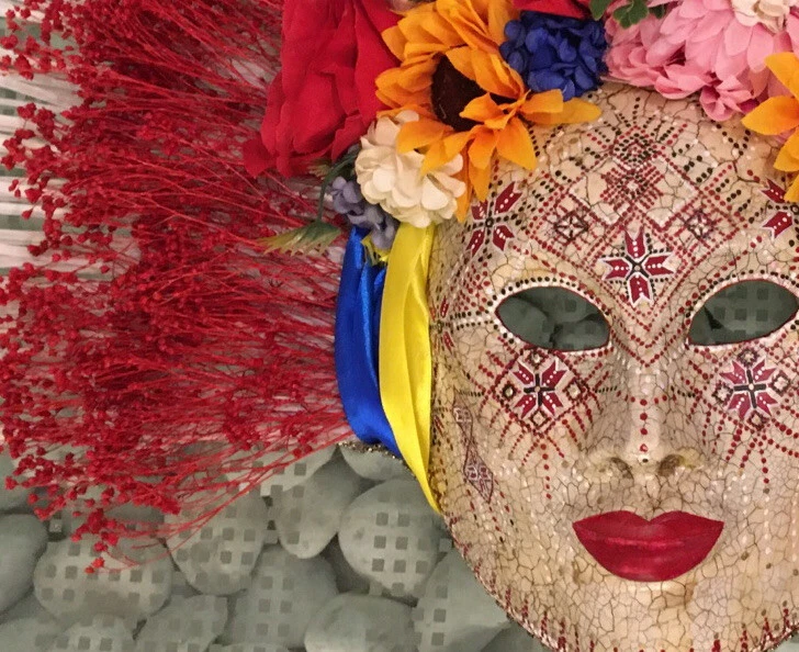 Máscara de Carnaval Exclusiva Arte Decorativa Interior Feita à Mão Feminina Estilo Ucraniano - Imagem 2 de 4