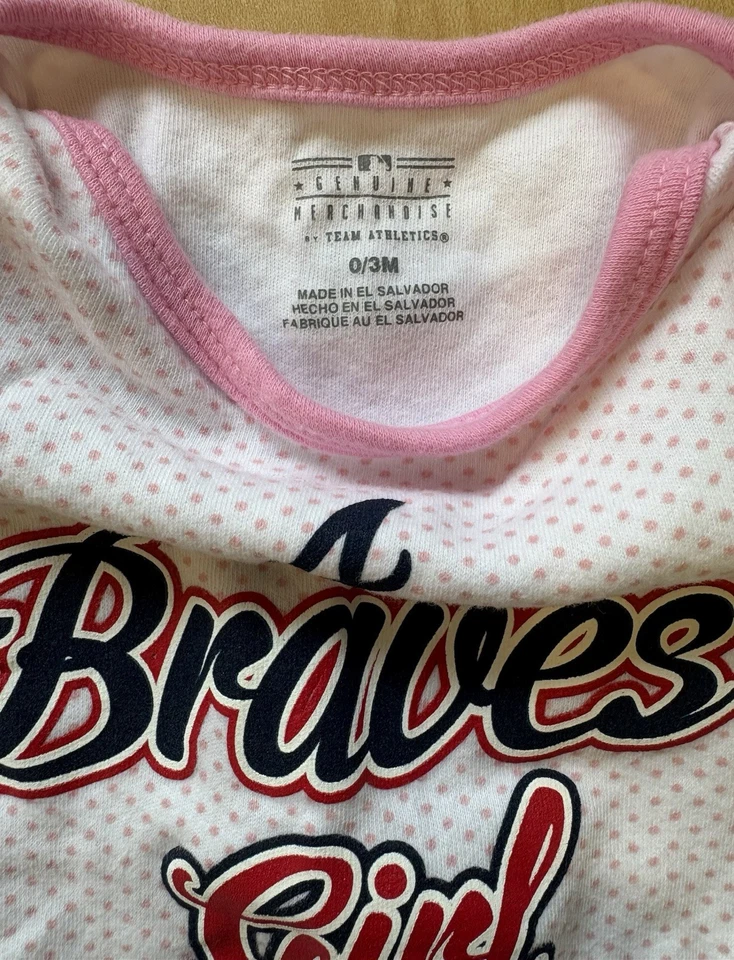 MLB Mercancía Genuina 0-3 Meses Atlanta Braves “Braves Girl” Body Foto 3 de 3