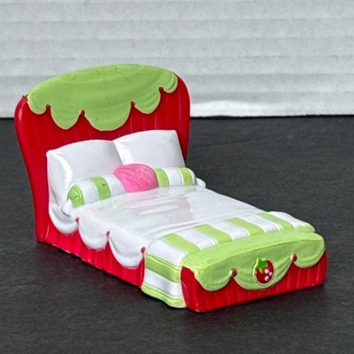 Vintage 2008 Hasbro Strawberry Shortcake Dollhouse Furniture Red Green Bed Toy