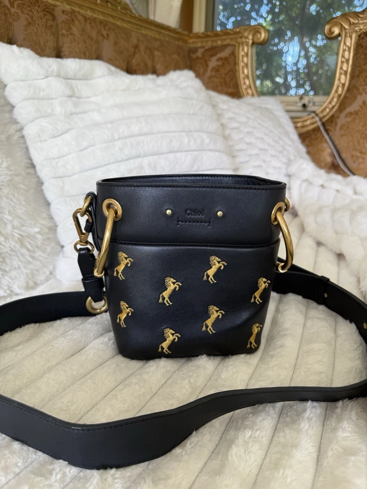 Bolso de Hombro CHLOE Roy Cuero Mini Bolso Cubo Pequeño Caballo Bordado Negro Foto 2 de 4