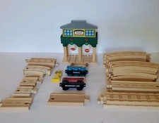 Thomas Wood Sodor Signal House No. 3 Thomas Baggage Car RR Sign 21 Track Pieces
