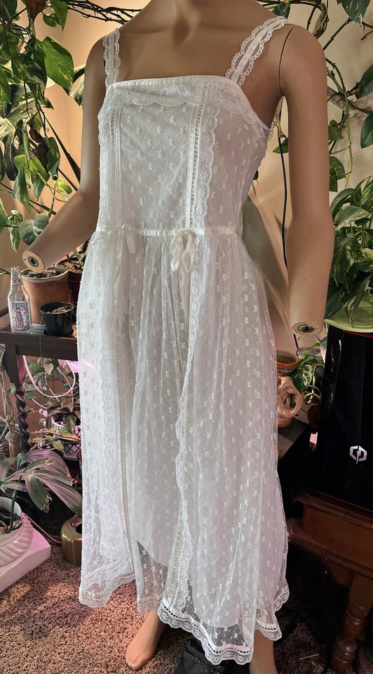 Juego de batas y bragas Gunne Sax de encaje blanco Foto 3 de 4