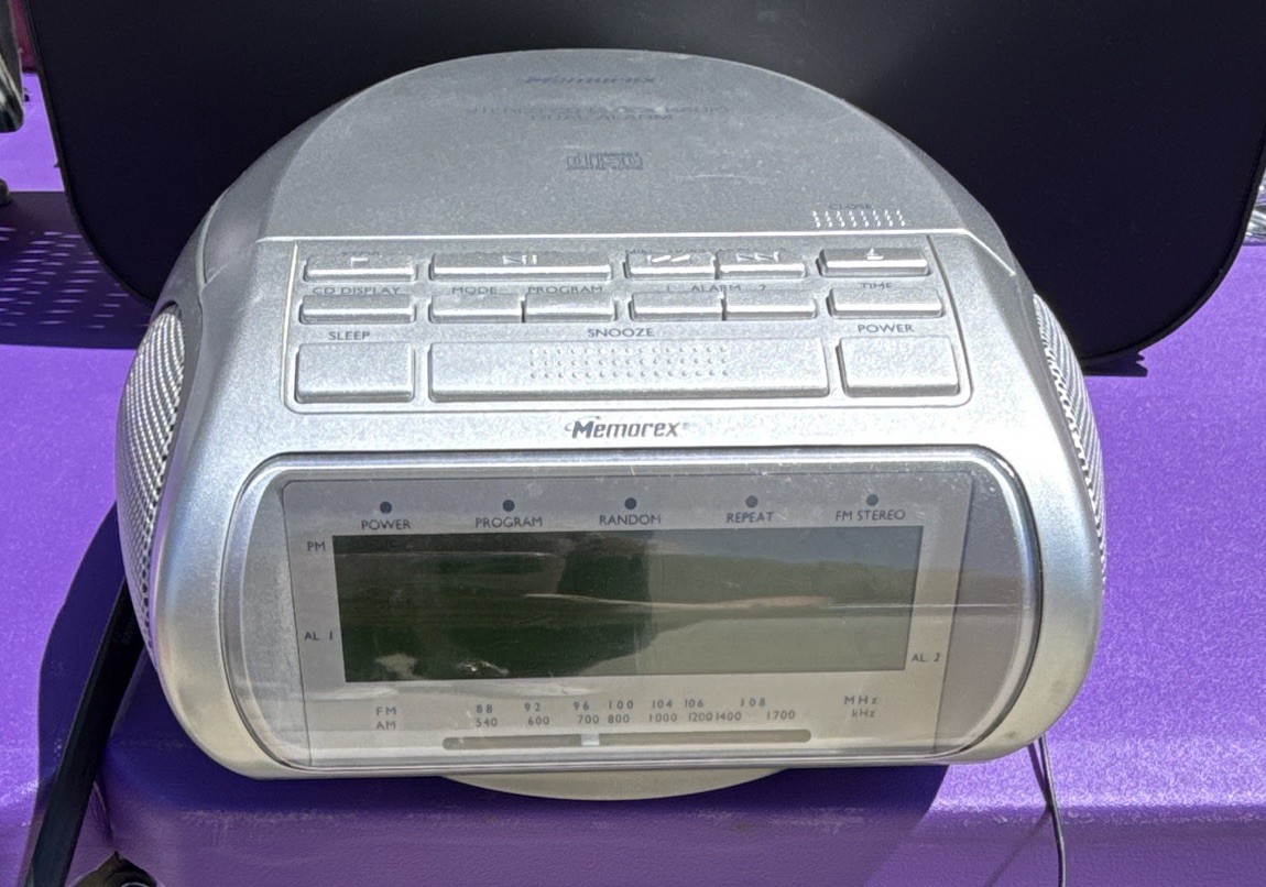 Memorex MC2842 Stereo CD Clock Radio AM/FM Dual Alarm Battery Backup Silver