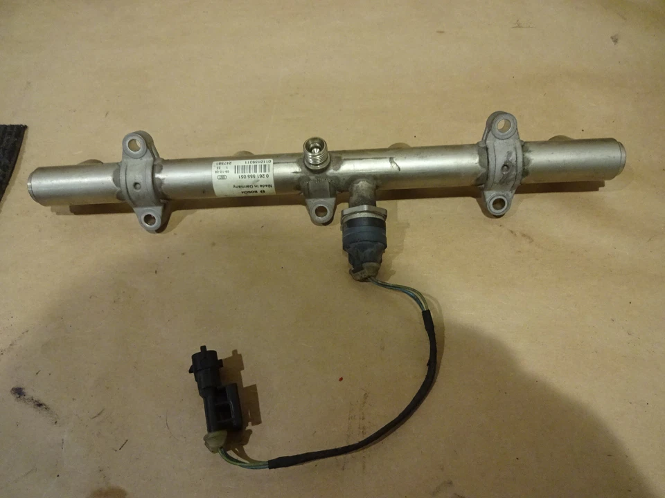 Ferrari California - Riel de inyección de combustible / Sin inyectores - P/N 247581 Foto 3 de 4