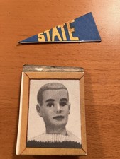 Imagen enmarcada de la casa de los sueños de Barbie Mattel 1962 de cartón y banderín estatal