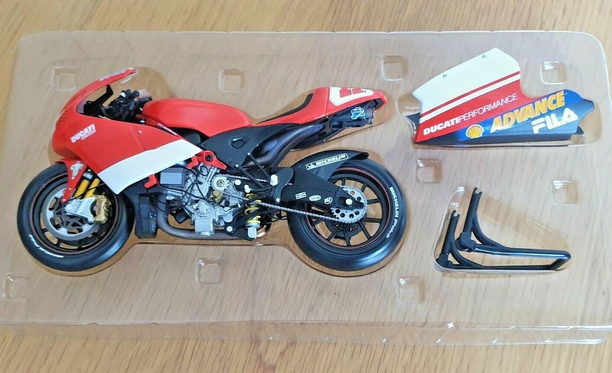 オートバイ・バイク Ducati Desmosedici Troy Bayliss 1:6 Minichamps 1:6 Troy Bayliss Ducati Desmosedici MotoGP 2004