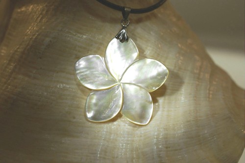 38MM CARVED WHITE-LIP MOTHER OF PEARL HAWAIIAN PLUMERIA FLOWER LEATHER NECKLACE - Picture 2 of 8