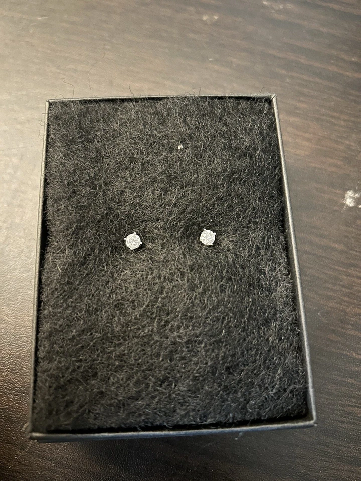 Aretes solitarios de diamantes con certificación GSI — 1/2 quilate en total — oro blanco de 14 k Foto 2 de 3