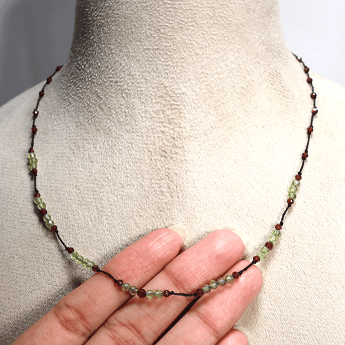 Collana girocollo macramè delicato peridoto naturale e granato verde primavera, rosso bacca ~ - Foto 8 di 11