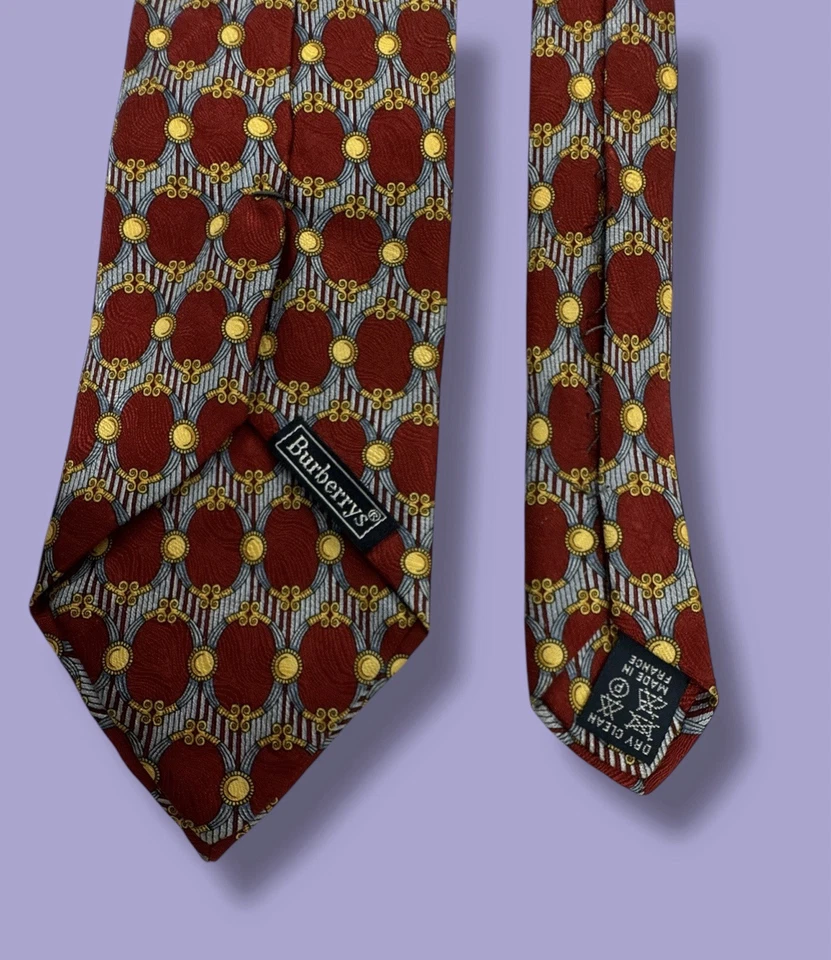 Corbata Burberry para hombre roja con patrón Burberry 100 % seda hecha en Francia clásica Foto 2 de 4