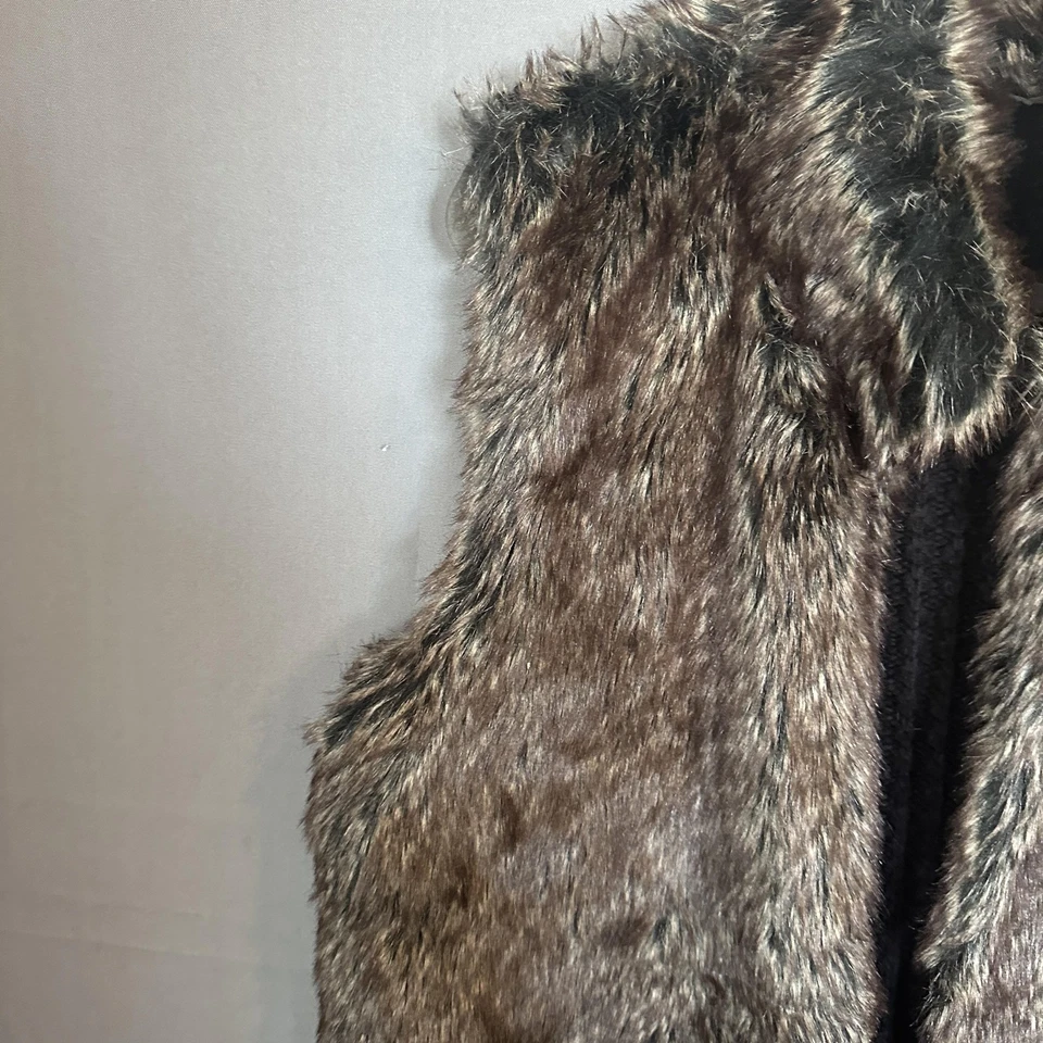 Chaleco de piel sintética 80th & Madison para mujer 1X marrón frente abierto tejido trasero talla grande Foto 4 de 4