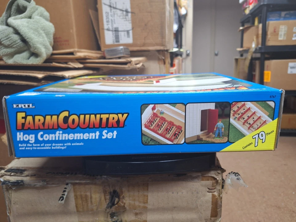 New in Box, never opened ERTL 4767 Farm Country Hog Confinement Set VERY RARE - Image 2 of 4