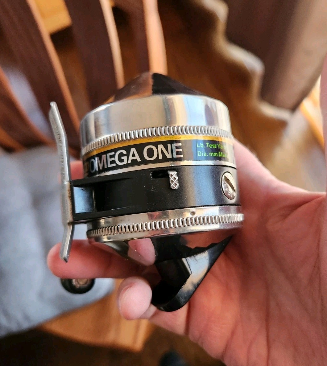 Vintage Zebco Omega One metal foot Casting Reel Made in USA 