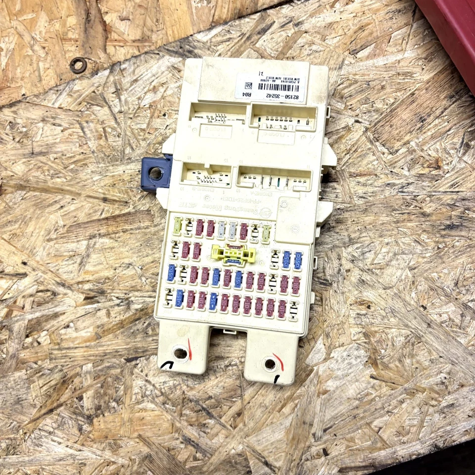 2017 SSANGYONG TIVOLI ELX 1.6P RELAY FUSE BOX 82150-35242 + WARRANTY A221 - Image 2 of 4
