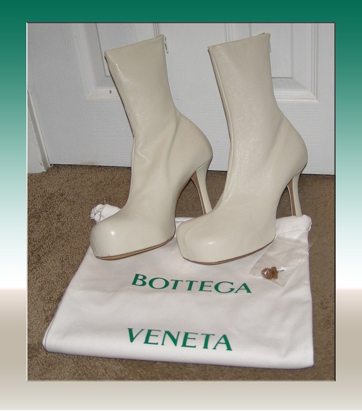 BRAND NEW! size 39 US 9 Bottega Veneta Ivory Leather Platform Booties Back Zips