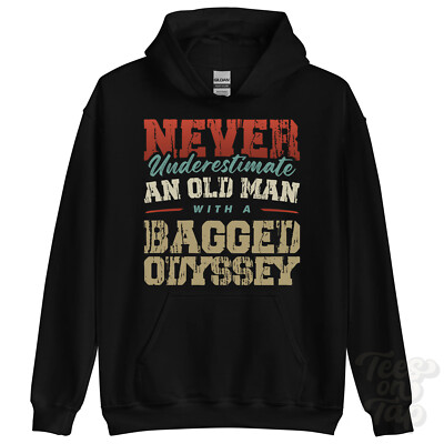 UNTERSCHÄTZE NIEMALS EINEN ALTEN MANN MIT EINER TÜTE ODYSSEY HOODIE