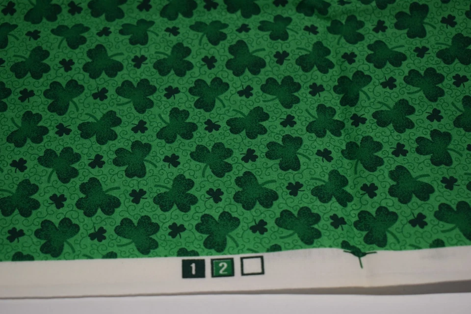 1 yarda x 45" TELA DE ALGODÓN VERDE trébol remolinos trébol IRISANO ST. PATRICK'S Foto 2 de 2