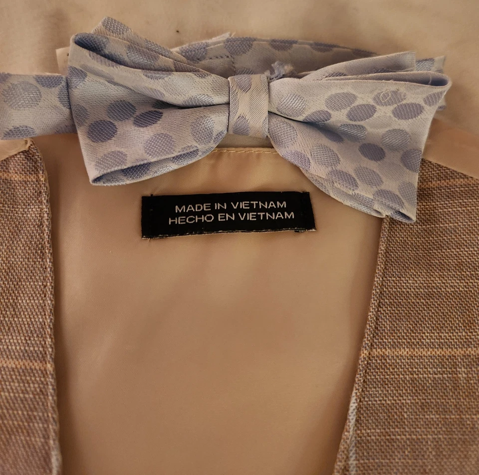 Traje de 4 piezas para niños 5 chaleco, camisa con botones, pantalón, corbata de moño. ¡¡Solo usado una vez!!! Foto 4 de 4