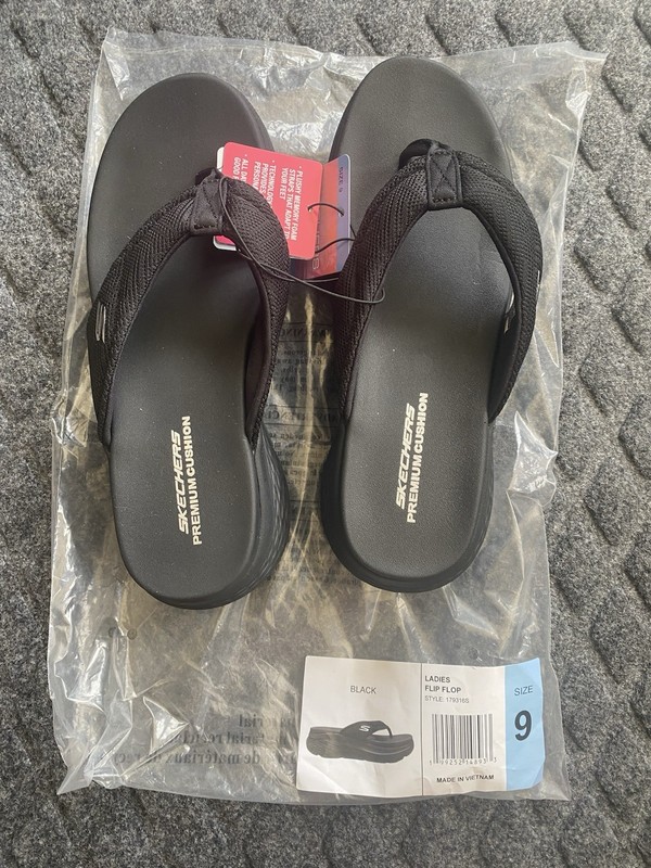 SKECHERS LUXE FOAM Women’s Sz 9 Black Premium Cushion Flip Flop Sandals NWT