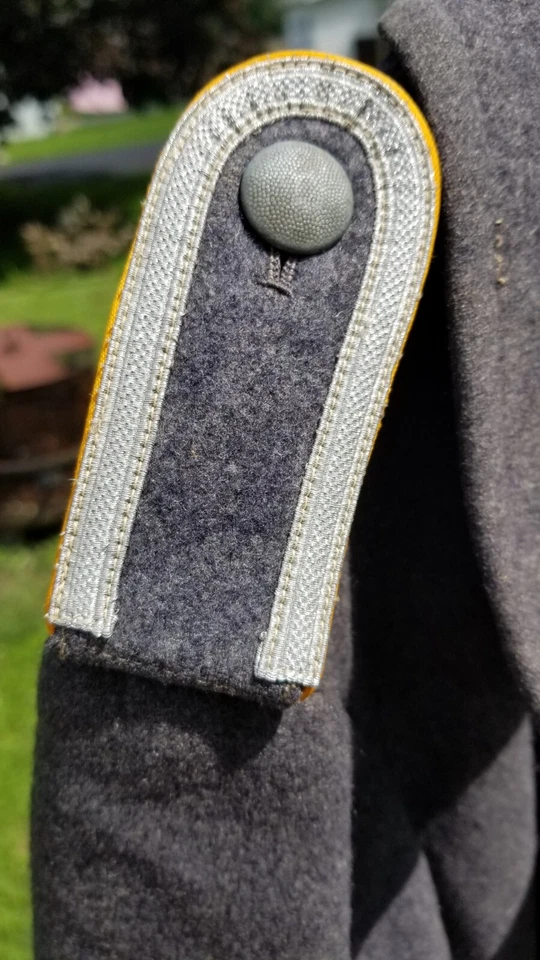 Abrigo de la Luftwaffe alemana Segunda Guerra Mundial con correas para el hombro de suboficial Foto 2 de 4