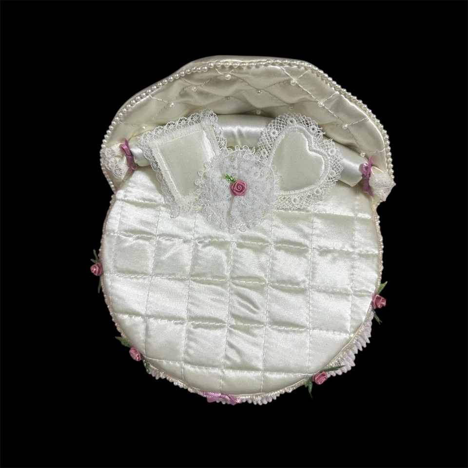 Casa de muñecas artesanal vintage miniatura chaise redonda cama romántica vestida ÚNICA EN SU CLASE Foto 4 de 4