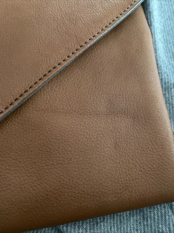 Bolso sin asas J Crew cuero tostado 2 bolsillos cremallera monograma alegre dorado letra M Foto 3 de 4