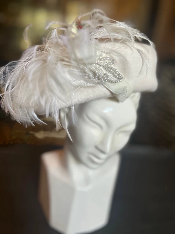 Pastillero de plumas fascinadoras blancas glamurosas años 50 100 % lana sombrero derby con detalles de perlas Foto 3 de 4