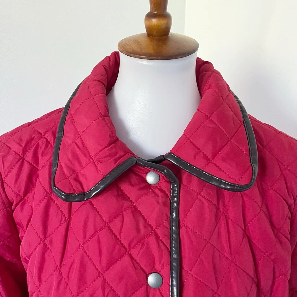 Chaqueta acolchada Woman Within para mujer talla grande 20W roja botón a presión ligera Foto 3 de 4