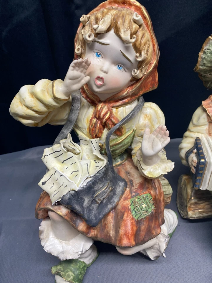 Juego de 2 ~ Estatuillas de Porcelana Capodimonte "NIÑO / ACORDEÓN ~ NIÑA / PERIÓDICOS" Foto 2 de 4