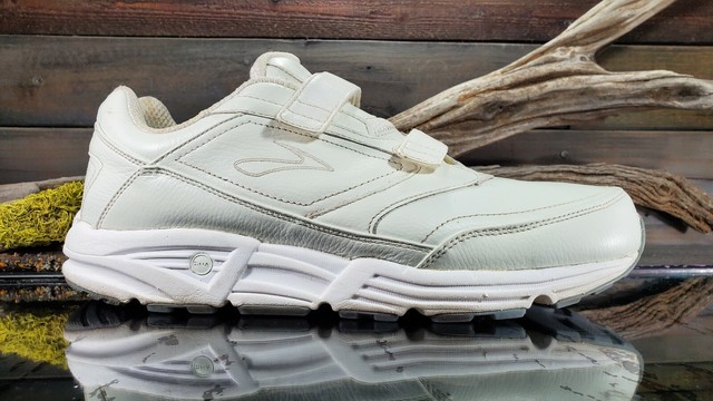 brooks addiction tennis shoes