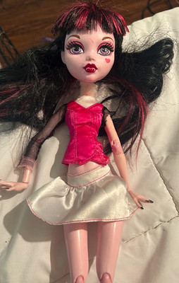 Monster High Draculaura 11in Original Ghouls Fashion Doll w/ Shoes Articulated