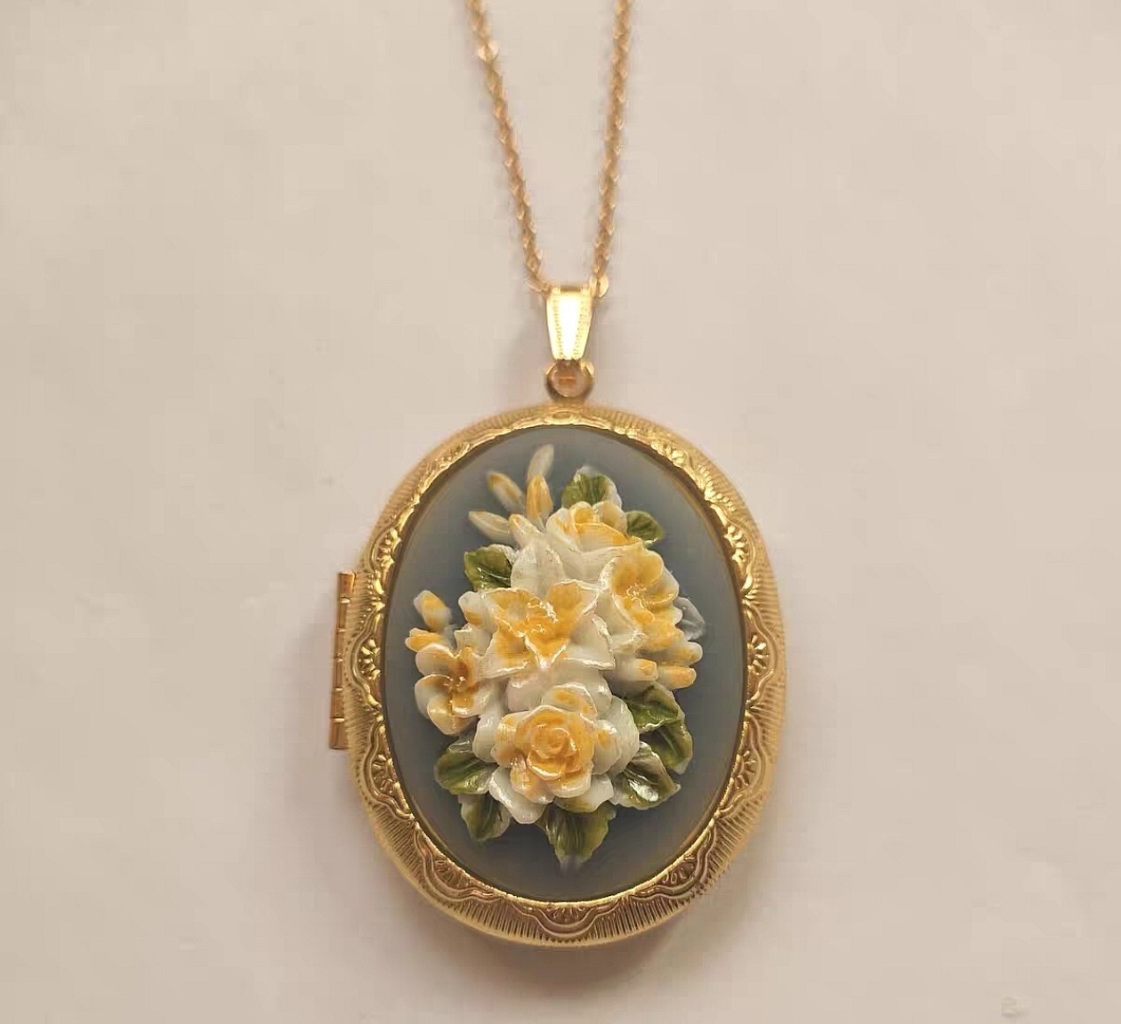 Cameo Blue Portrait Locket Pendant Oval Gold Tone Photo Locket Necklace 24''