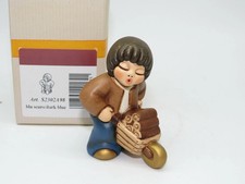 THUN S2302A98 - Bimbo con carriola di legna Presepe Classico variante blu- nuovo