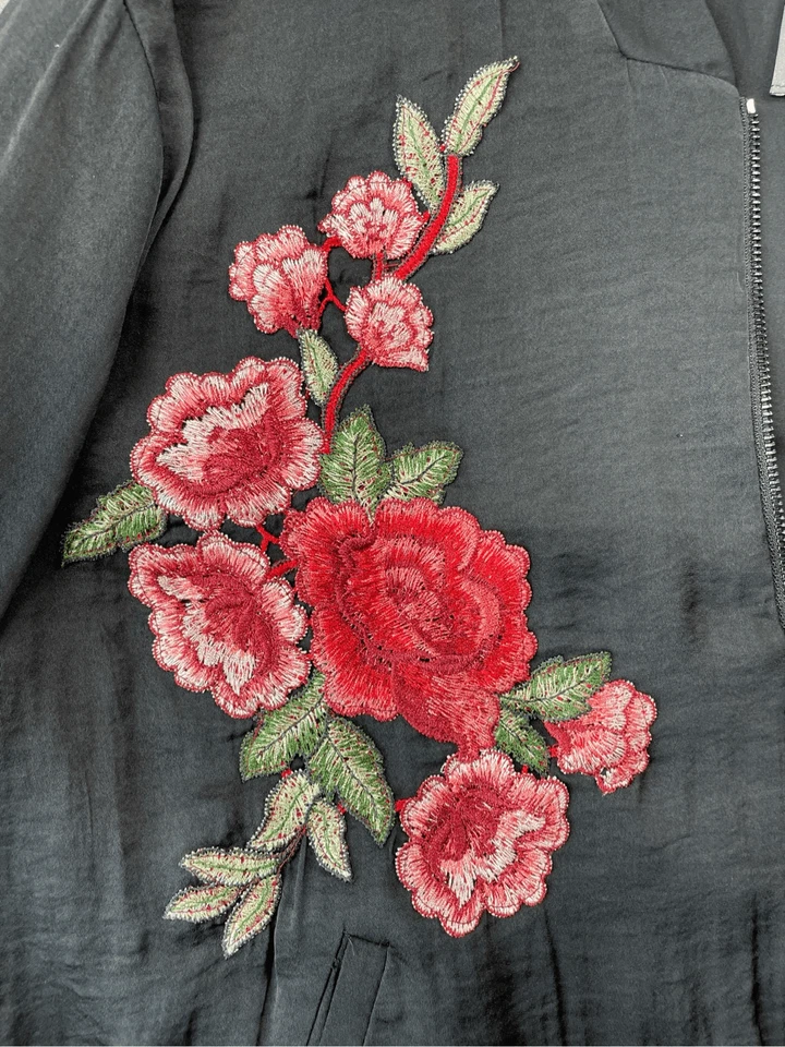 Jaqueta Bombardeiro Vince Camuto Bordada Floral Feminina L Preta Boho Declaração - Imagem 2 de 4